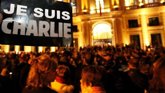 Devant la mairie de Cannes, 400 personnes se sont rassemblées pour rendre hommage aux victimes de l'attentat au siège de Charlie Hebdo. (Crédits photo : MAXPPP)