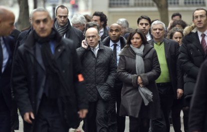 Le ministre Cazeneuve et la maire de Paris Anne Hidalgo près des locaux de Charlie Hebdo ce matin (Martin Bureau/AFP)
