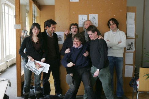 L'équipe de "Charlie Hebdo", dans les locaux du journal, le 15 mars 2006.  (Joël Saget/AFP)