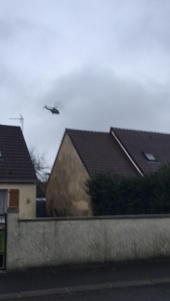 Les hélicoptères survole Dammartin-en-Goële, comme le montre cette photo d'un habitant. (Crédit : DR)