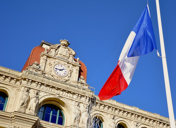 Les drapeaux sont mis en berne dans tout le pays, à partir du jeudi 8 janvier et pendant trois jours. (Crédits photo : Thibault Cordier)