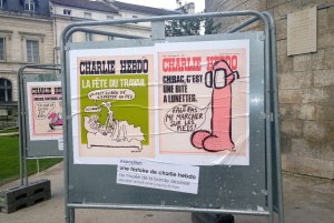 Dans les jardins de l’hôtel de ville d’Angoulême, les « unes » de Charlie Hebdo plantent le décor de la 42ème édition du Festival international de la bande dessinée. (Crédit photo : Alice Gobaud)