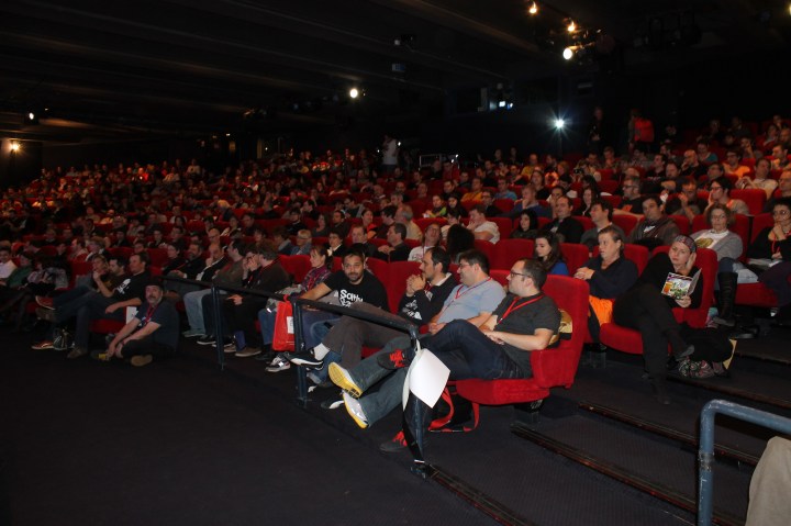 La cérémonie s’est déroulée devant une salle pleine. De nombreux spectateurs n’ont pas pu assister à la remise des prix. Crédit photo : Lhadi Messaouden