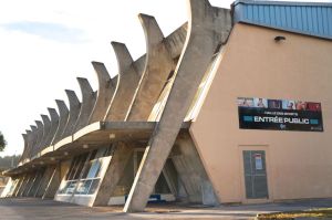 Photo : salle Charles Ehrmann. Légende : Une salle Charles Ehrmann de plus en plus vétuste. (Crédit photo : Loris Bavaro) Une salle omnisports au Palais des expositions ?
