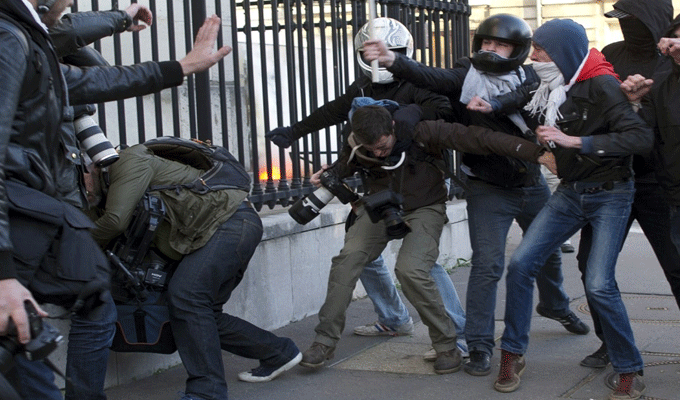 Un journaliste tunisien est pris dans une altercation en marge d'une manifestation Crédit : DR