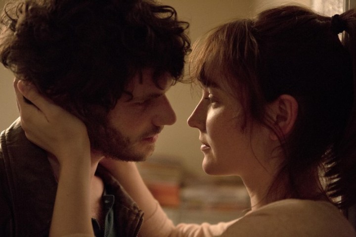 Charlotte trompe Micha avec Mélodie. Crédit photo : mensup.fr