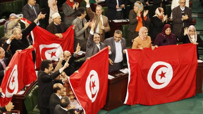 Les parlementaires tunisiens fêtent l'adoption de la nouvelle Constitution, le 26 janvier 2014, à Tunis. (REUTERS) 