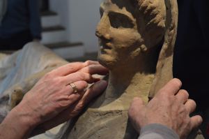 mains non voyant statue