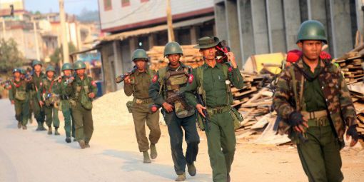 Une patrouille des forces birmanes à Laogai, dans le Kokang (Crédit Photo : AFP / Stringer)
