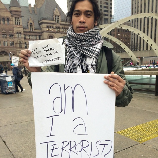 "Suis-je un terroriste", c'est ce que se demande un manifestant contre le projet de loi anti-terroriste C51/ (Crédit photo: D.R)