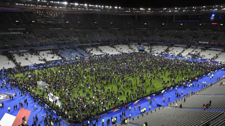La pelouse du Stade de France noire de monde, après un mouvement de foule lors de l’évacuation du stade. (Crédit Photo : Eurosport.fr)