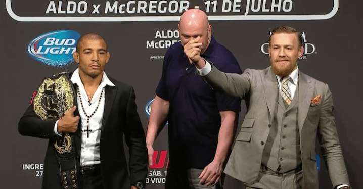 Mc Gregor et José Aldo avant leur combat pour le titre. Au milieu : Dana White le patron de l’UFC (Crédit Photo : UFC)