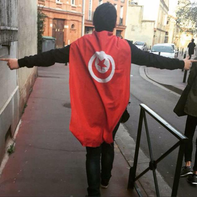 Marwan couvert du drapeau tunisien dans les rues de Toulouse après les manifestations de soutien aux victimes de l'attentat du Bardo et contre l'islamisme radical. Crédit photo:  Etienne Merle