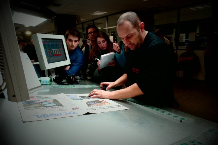 Un technicien explique l’impression en quadrichromie [quatre couleurs ndlr] aux étudiants. Crédit photo Elsa Hellemans