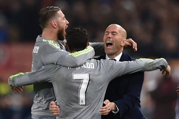 Christiano Ronaldo est venu célébrer son but dans les bras de son entraineur, Zinedine Zidane, qui dirigeait son premier match de Ligue des champions.(crédit photo : France TV info)