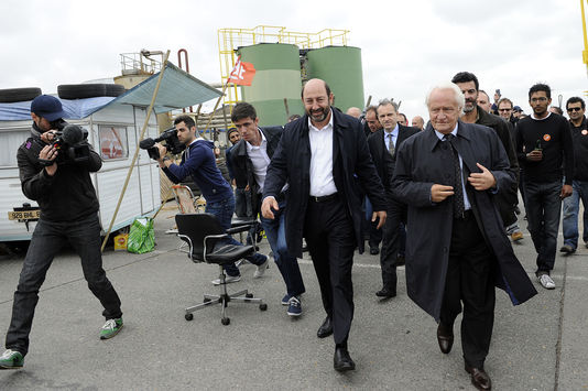 Niels Arestrup et Kad Merad sur le tournage de la série Baron Noir à Dunkerque. (Crédit photo : lemonde.fr)