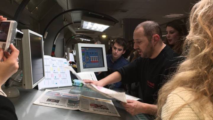 Debout devant son pupitre, Didier a six heures pour vérifier les quatorze éditions de Nice-Matin et Var-Matin (Crédit photo : Nicolas Lellouche)