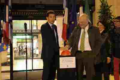 David Lisnard et Pierre Joason appuient sur le buzzer des illuminations de la Saint Patrick (Crédit photo : Adrien De Volontat)