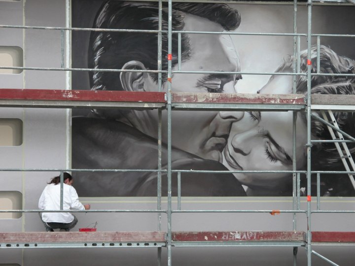 Les peintres de A. Fresco à l’oeuvre lors de la création de la fresque Rue de la République à Cannes. (Crédit photo : Patrick Commecy)