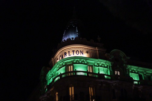 Le Carlton de Cannes illuminée en vert pour la Saint Patrick (Crédit photo : Adrien De Volontat)