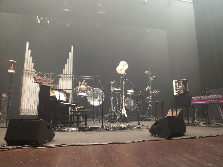 Tous les instruments automatisés de Stephan Eicher de gauche à droite : le telsa coil, l’orgue, les xylophones, le piano, la batterie ou encore l’accordéon (Crédit photo : Laure Le Fur)