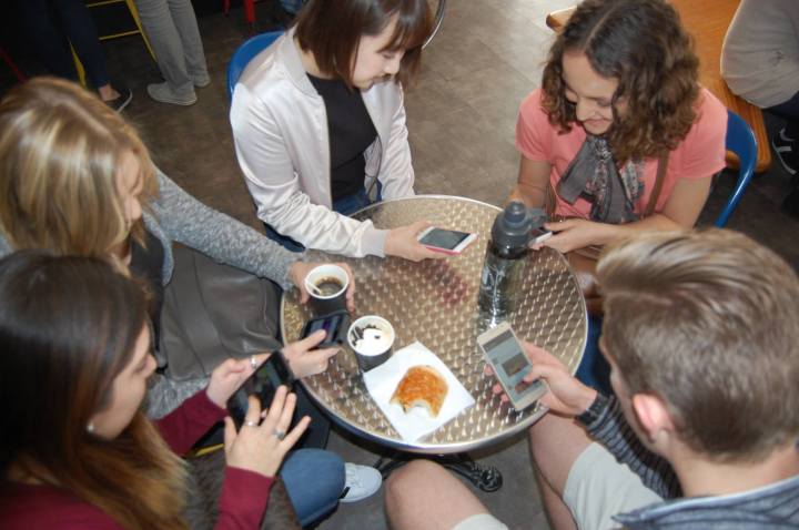 Aujourd’hui, les réseaux sociaux envahissent le quotidien des jeunes. (Crédit photo : Thomas Woloch)