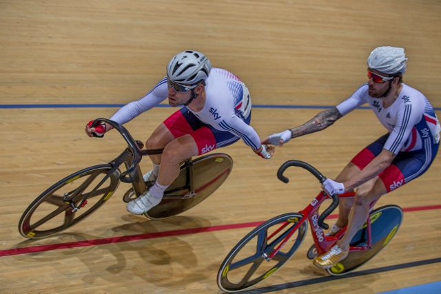 « Main dans la main, Mark Cavendish et Bradley Wiggins ont remporté le Madison, juste devant Morgan Kneisky et Benjamain Thomas. » Crédit photo : Michael Poole