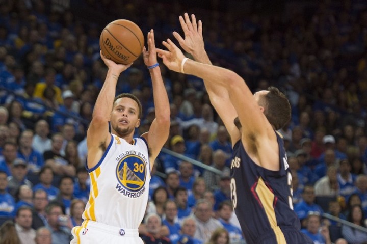 Légende: Stephen Curry s’élance pour marquer un nouveau panier à trois points. Crédit photo: Elliot Bojman