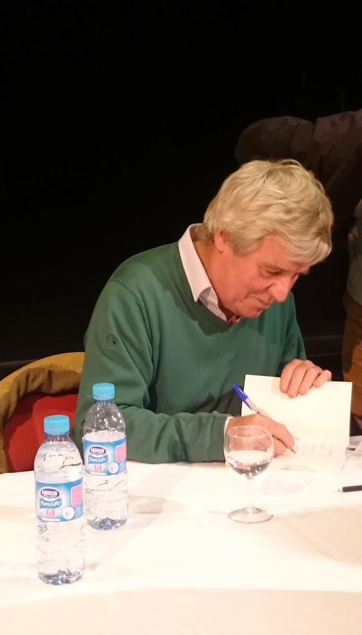 Bruno Masure signe des autographes pour son public, toujours au rendez-vous. (Crédit : Antoine Wernert)