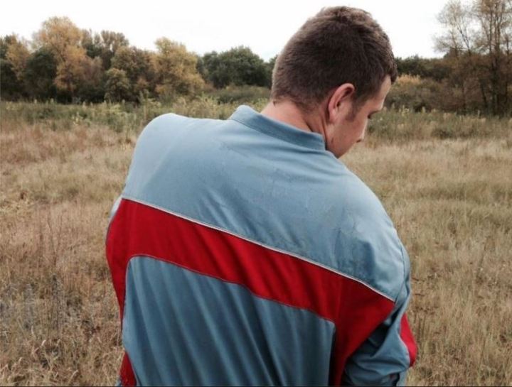 Louis, jeune agriculteur breton est inquiet pour son avenir. (Crédit photo : Enora Rs)