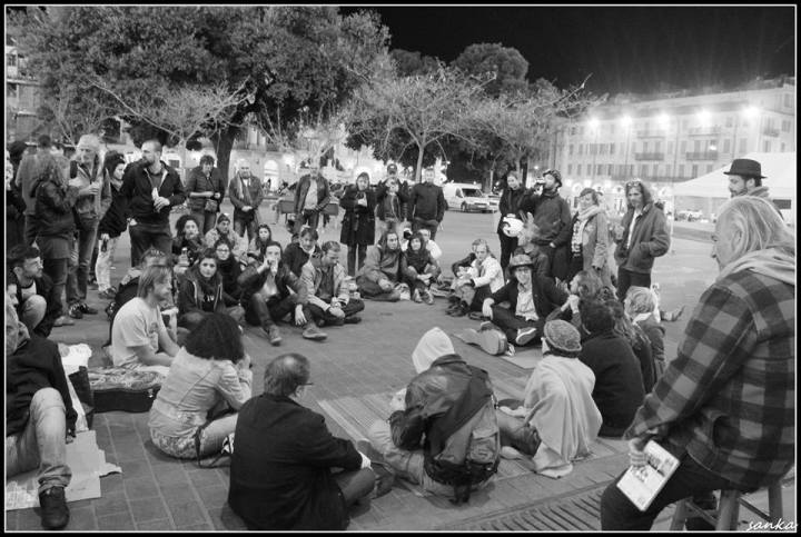 A Nice aussi, dans le sillage du mouvement national, les Nuits Debout réunissent les citoyens, place Garibaldi (Crédit photo : Nico Sanka)