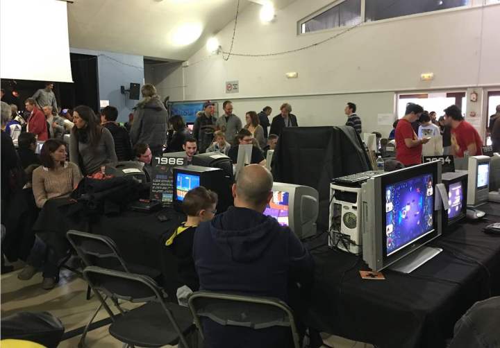 Père et fils s’affrontent sur une console SEGA sortie en 1986. (Crédit photo : Nicolas Lellouche)