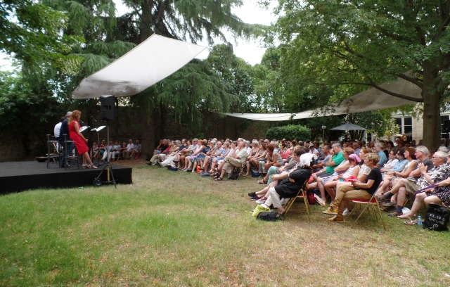 Lecture des contes de Kalila et Dimna dans un cadre idyllique 
