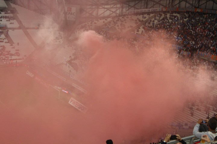 Le fumigène du virage Sud a plongé pendant quelques minutes le stade dans le rouge (Crédit photo : Loris Biondi)