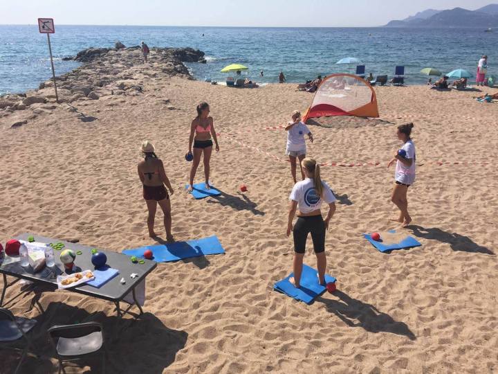 Sous le soleil, ces licenciées du club de handball « AS Cannes Mandelieu Handball » et adeptes du handfit s’entrainent. (D.R.)