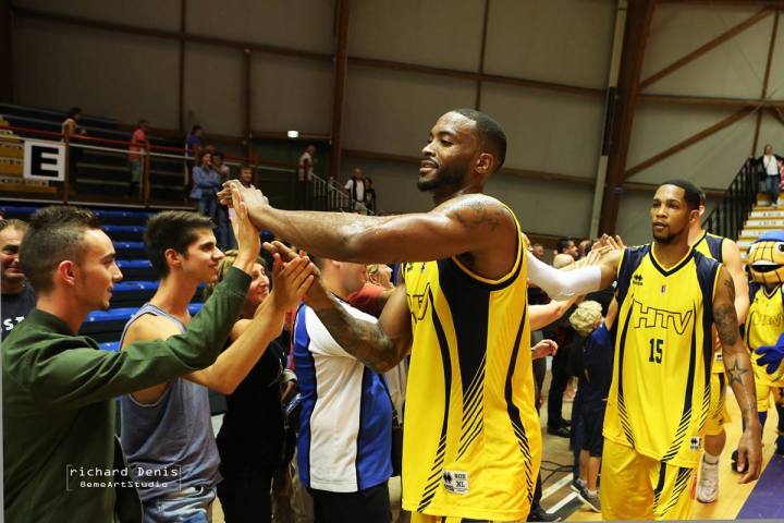 Les joueurs communient avec leur public venu nombreux pour l’événement (Crédit photo : Richard Denis -8ème ArtStudio)