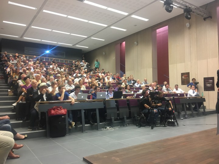 Une centaine de personnes était présente pour cette première table ronde de la journée. Crédit photo : Florian Leyvastre.