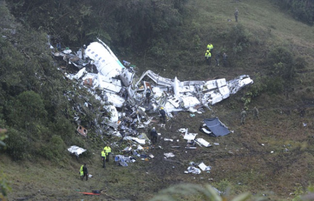 L’avion transportant l’équipe de Chapecoense s’est écrasé dans les montagnes colombiennes, un lieu seulement accessibles par voie terrestre. Les secours ont dû suspendre les recherches à cause des conditions météo. (crédit photo : Luis Benavides/AP/SIPA)