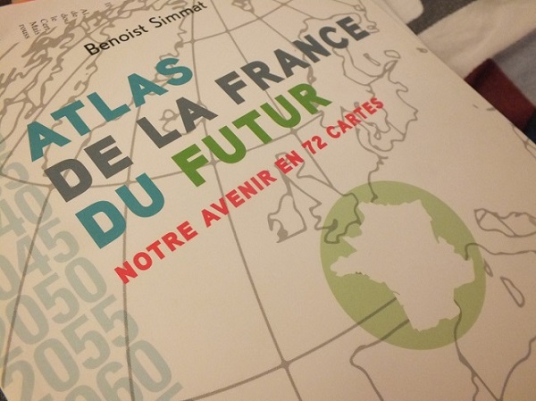 Le livre de Benoist Simmat reprend les études prospectives de grandes institutions habituellement abandonnées dans les placards. (Crédit : Laure Le Fur)