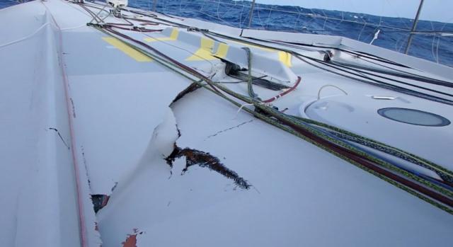  La structure du bateau est très abîmée. Le bateau risque de se disloquer. (Crédit : Thomas Ruyant)