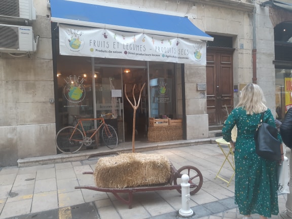 Zone de Texte: L’épicerie n’a aucun concurrent en ville. @Lolita Aboa