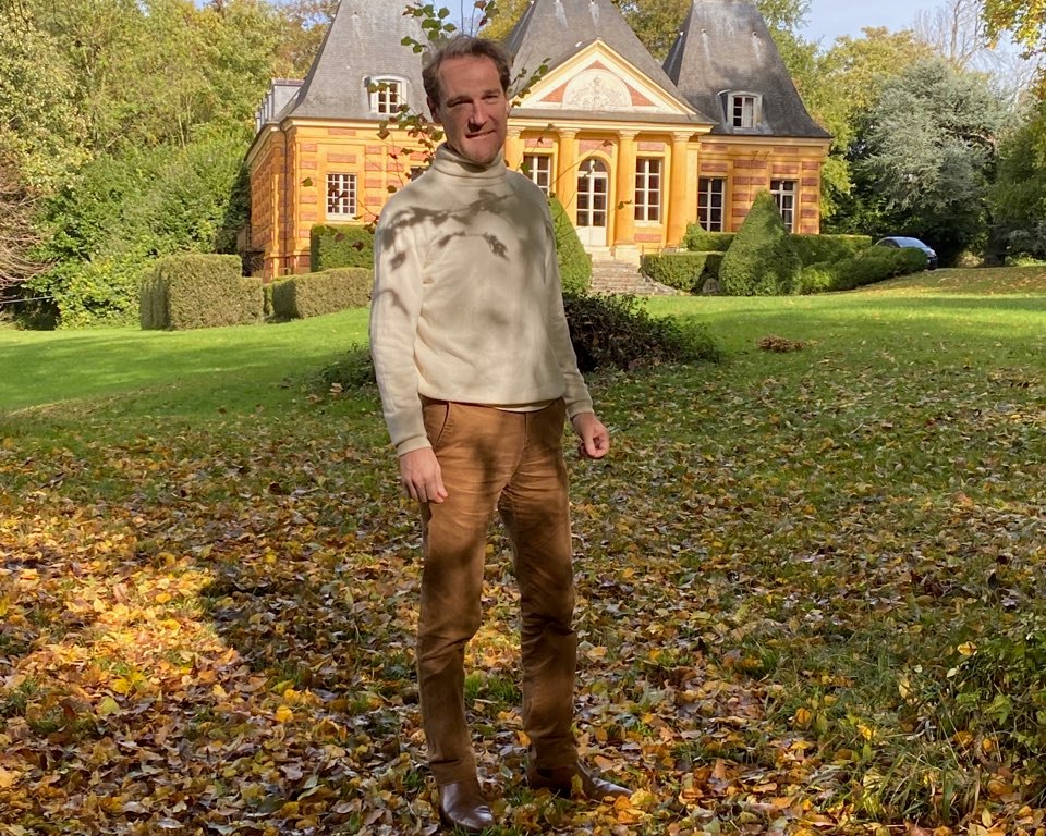 Tanguy de Vienne dans le château de Bougainville, à Suisnes.
