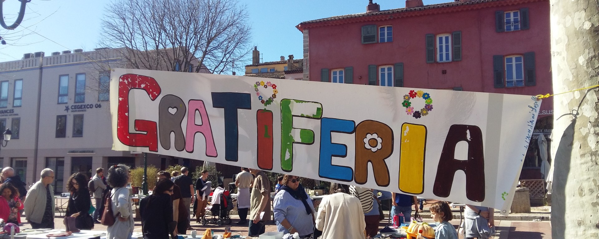 Une vingtaine d’exposants ont donné des vêtements, de l’électroménager ou d’autres objets du quotidien. Crédits photo : Théo Boissonneau