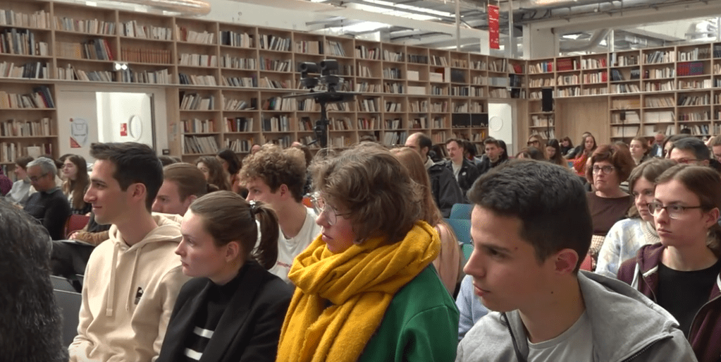 De gauche à droite : Baptiste Bozon, Valentine Brevet, Nina Osmond et Bastien Dufour. Nous sommes les quatre représentants de l'EJC à Tours pour cette 16e édition. Sur cette photo on se situe dans l'auditorium de l'espace MAME, lors d'une conférence. Photo : Assises du Journalisme.