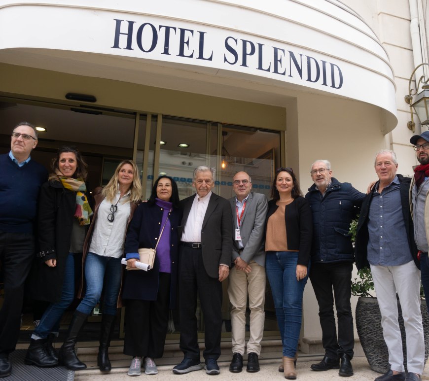 Membres du jury, direction de cannes cinéma devant la façade de l'hôtel Splendid