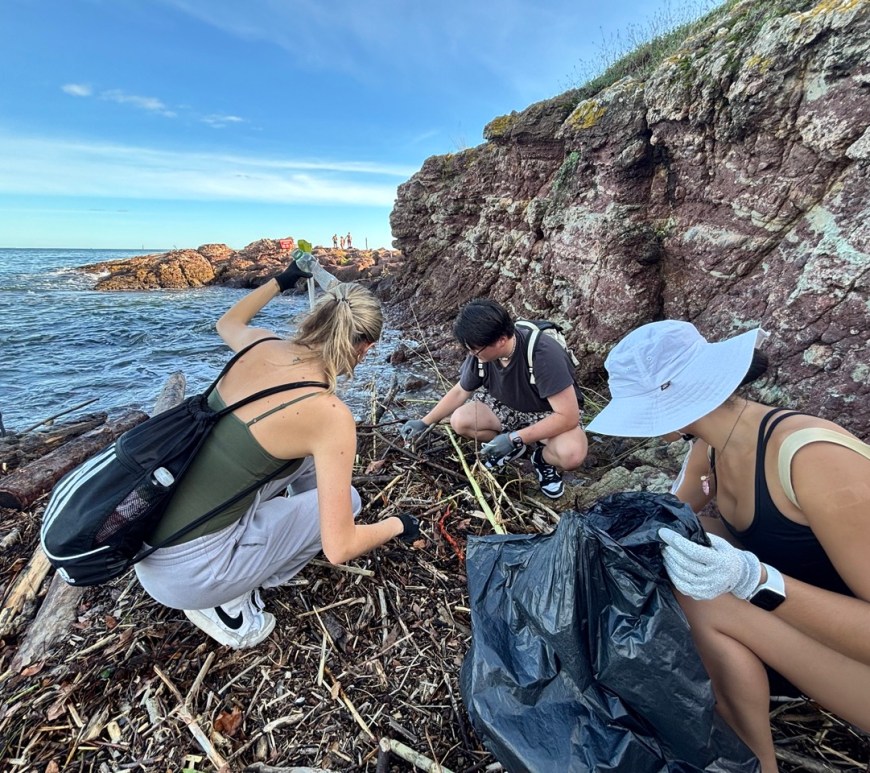 Les bénévoles de l'association Surf Rider retirent les débris de la plage.