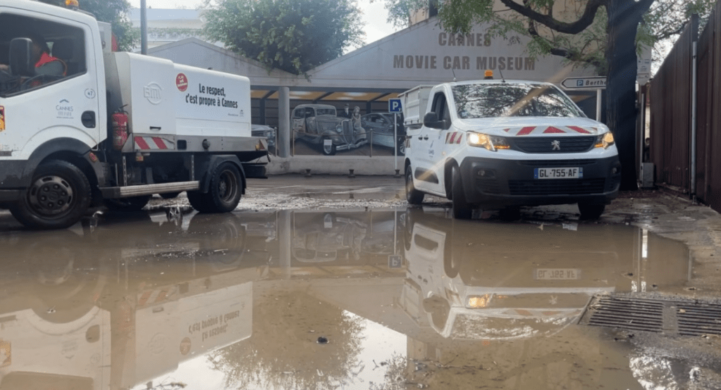 Les équipes municipales à l’œuvre pour nettoyer les rues après les inondations. Photo : Lucie Verdier