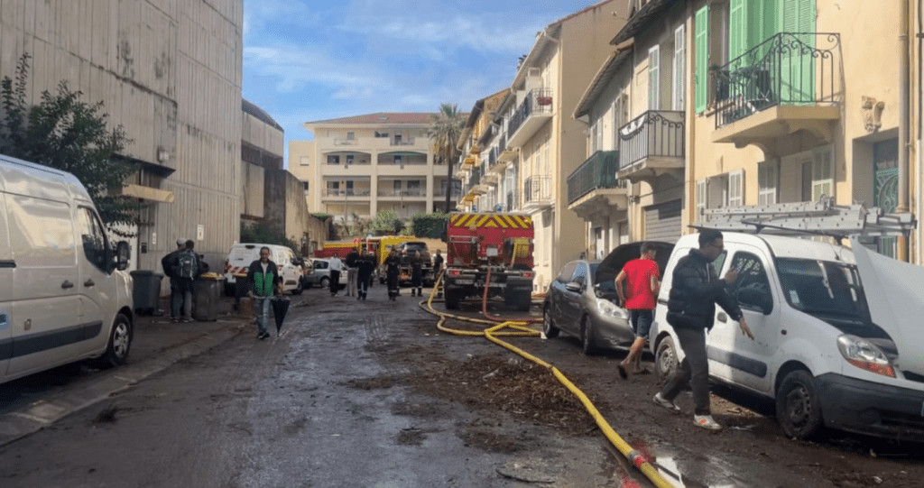 Les pompiers mobilisés pour intervenir après les inondations. Photo : Lucie Verdier
