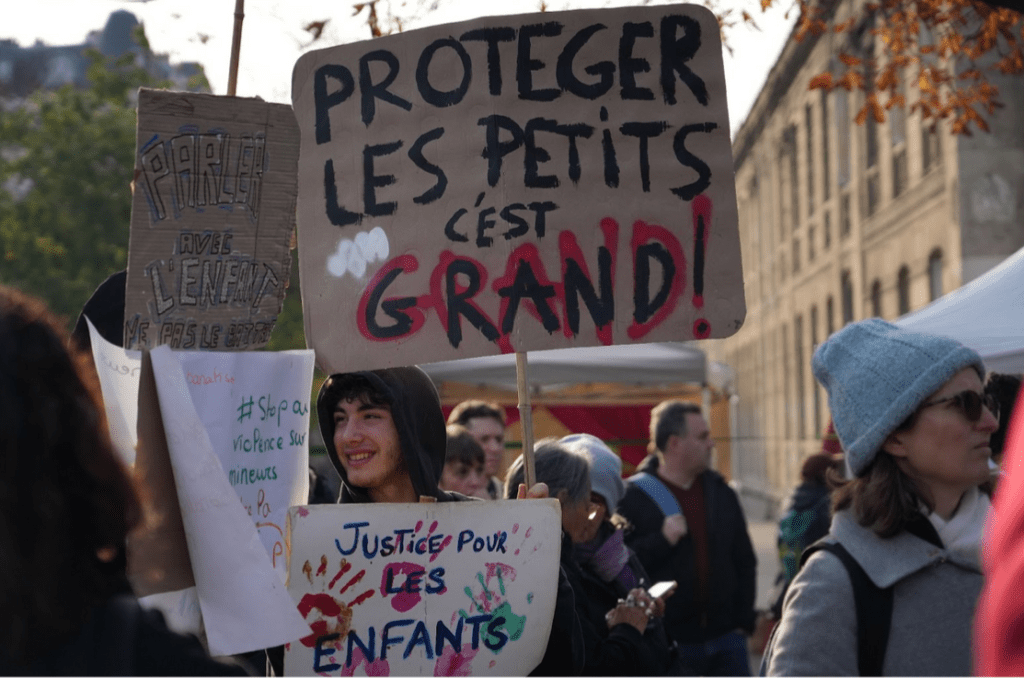 Des manifestants Place de la Nation pour la lutte contre les violences faites aux enfants le 16 novembre 2024. (Photo : Lucie Verdier)