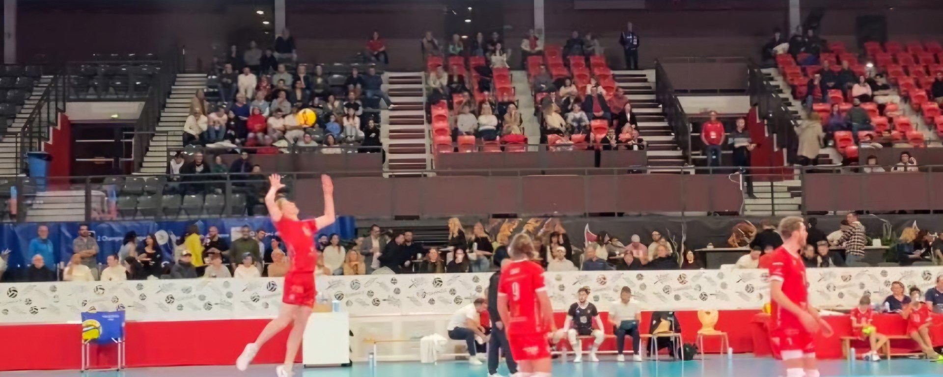 Jacob Ekman, joueur central des Dragons, sert lors du deuxième set.